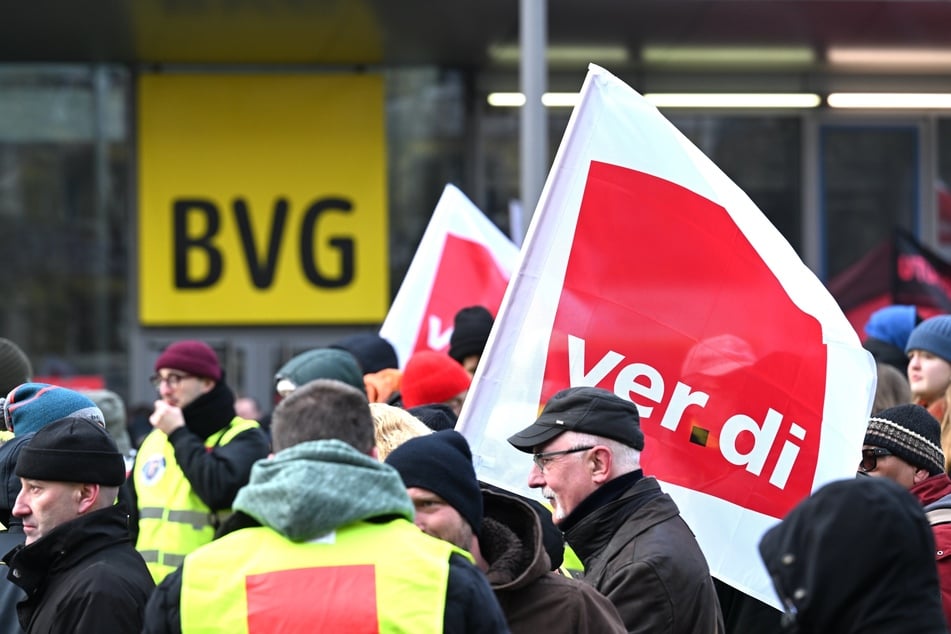 Die Gewerkschaft fordert unter anderem monatlich 750 Euro für 16.000 Beschäftigte.