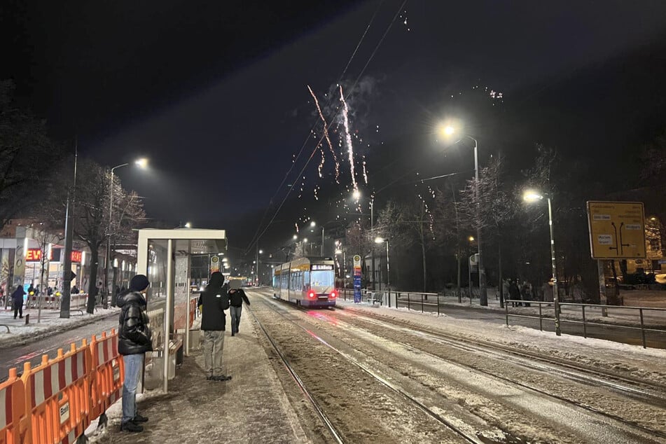 Am Connewitzer Kreuz kam es am Freitagabend zur traditionellen Schneeballschlacht. So mancher Teilnehmer verfeuerte dabei offenbar auch seine Silvester-Restbestände.