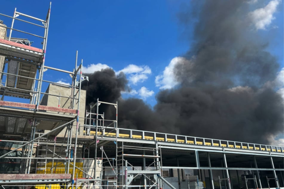 Die Feuerwehr musste am Freitagmittag mit einem Großaufgebot nach Berlin-Dahlem ausrücken.