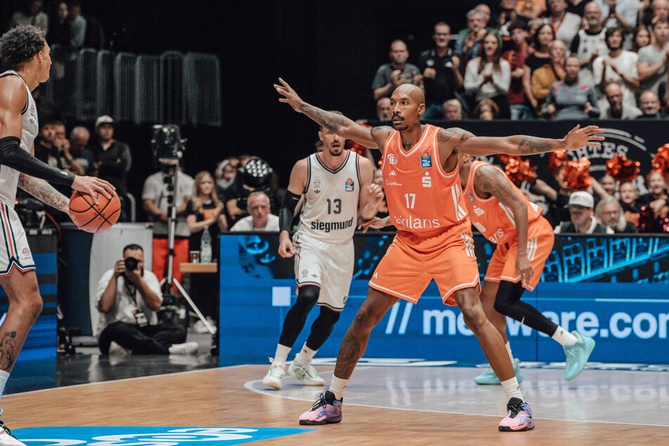 Team-Kapitän Darion Atkins (34).