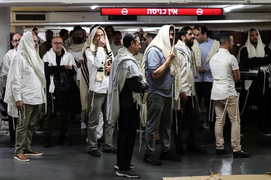 Menschen in einem Schutzraum, nachdem die USA und Israel einen Angriff auf den Iran gestartet haben.