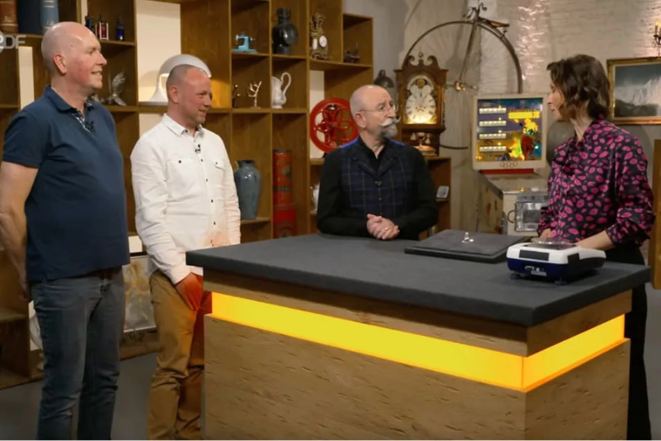 Bert und Alex aus Arnheim (Niederlande) wollen bei "Bares für Rares" ein Stillhütchen aus dem 18. Jahrhundert verkaufen.