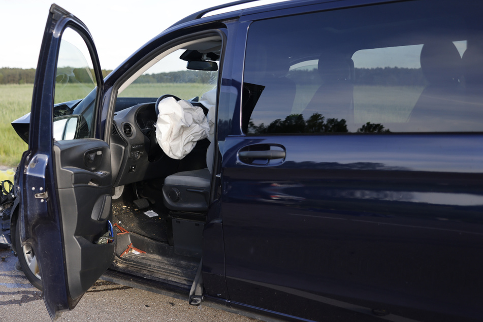 Bei dem Unfall auf der ST2255 im Landkreis Ansbach ist eine Frau (†89) gestorben, mehrere Personen sind verletzt worden.