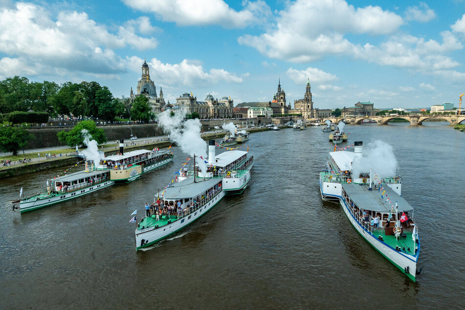 Endlich schippern die Schaufelraddampfer in Dresden wieder über die Elbe.
