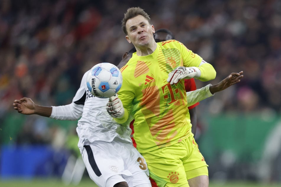 Bodycheck: Manuel Neuer (38, r.) foult Jeremie Frimpong (23).