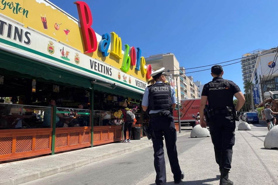 In diesem Sommer sollen wieder Polizisten aus NRW an spanischen Touristenorten aber auch in Frankreich mit einheimischen Kollegen auf Streife gehen. (Archivbild)