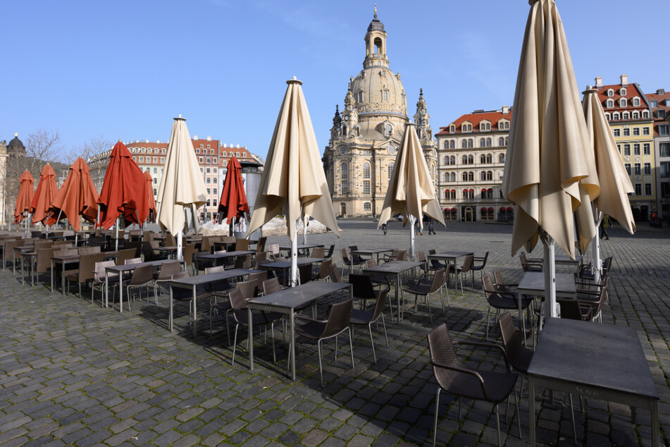 Geschlossene Gastronomie seit Anfang November. Leere Tische und Stühle stehen auf dem Neumarkt vor der Frauenkirche.