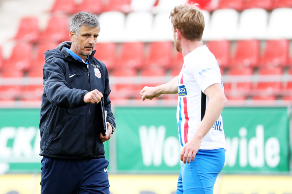 FCH-Coach Jens Härtel (l.) schwimmt mit seinem Team gerade auf der Erfolgswelle.
