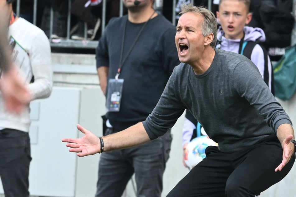 Bayer-Coach Kasper Hjulmand (53) muss seine Mannschaft aktuell immer wieder umbauen.