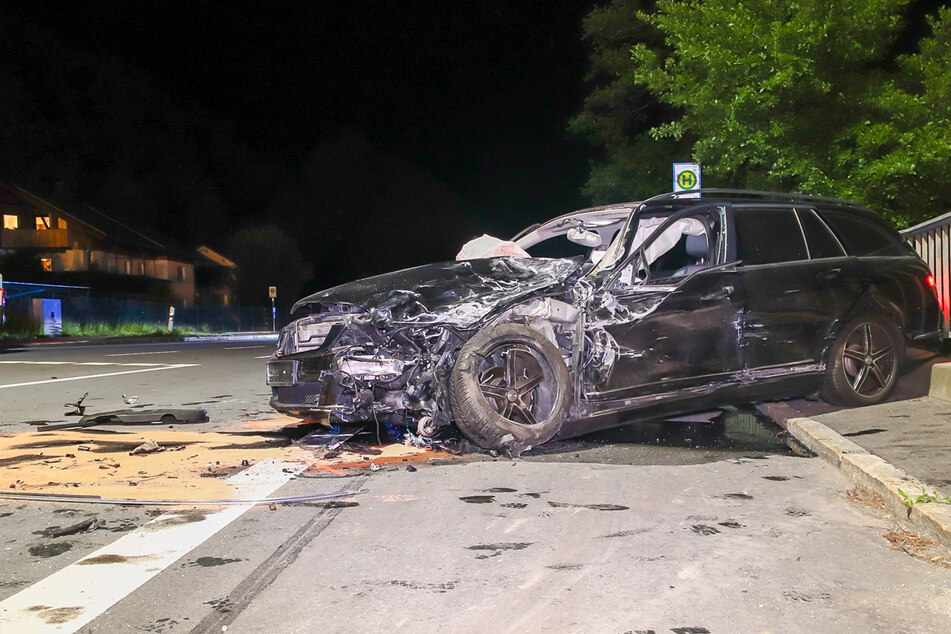 Bei einem Frontalzusammenstoß in Passau sind ein Mann getötet und ein weiterer verletzt worden.