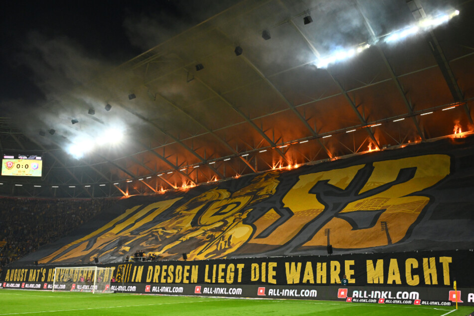 Oftmals ein Hingucker, was die Dynamo-Fans im eigenen Stadion abreißen - wie hier vor dem Heimspiel gegen Aue. Gegen Münster werden erneut knapp 30.000 Zuschauer erwartet.