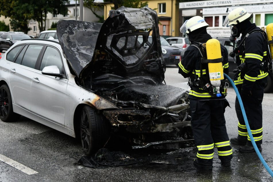 Hamburg: Auto gerät während Fahrt in Brand und löst Verkehrschaos aus