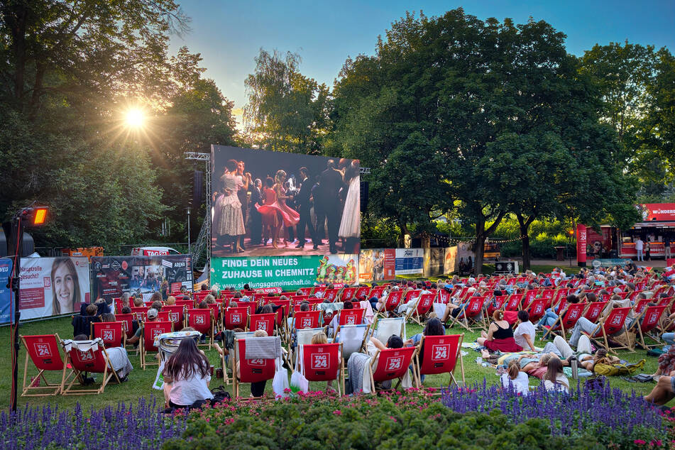 Den lauen Sommerabend verbrachten am Samstag viele Chemnitzer auf dem Schloßberg.
