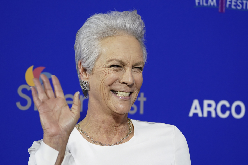 Schauspielerin Jamie Lee Curtis (66) ist selbst von den Waldbränden in Kalifornien betroffen, trotzdem sicherte sie der Stadt ganze eine Million Dollar durch eine Stiftung zu.