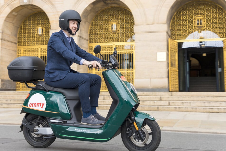 Verkehrsbürgermeister Stephan Kühn (44, Grüne) drehte zur Vorstellung der Emmy-Mopeds selbst eine Runde.