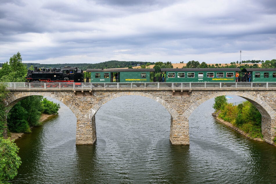 Ein von einer Dampflok (BR 99 1734-5) gezogener historischer Zug der Weißeritzbahn fährt über die Bornmanngrund-Brücke an der Talsperre Malter.