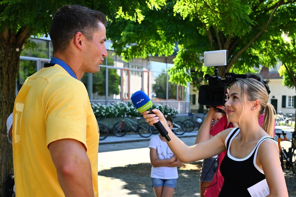 Zufälle gibt's! Ex-Shorttrackerin Anna Seidel (r.) dürfte an ihrem ersten Praktikumstag beim MDR Olympiasieger Tom Liebscher interviewen.