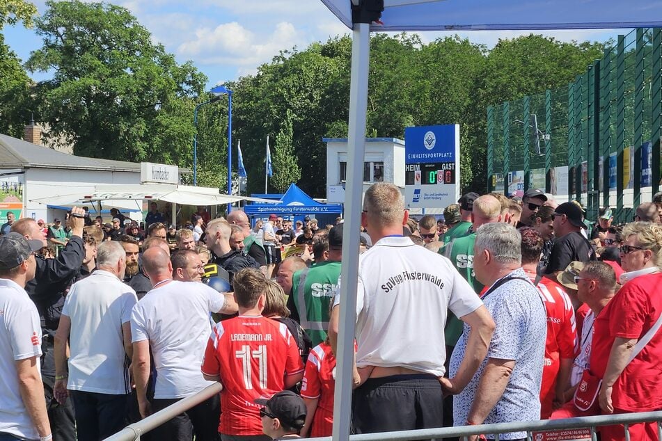 Polizei und Sicherheitspersonal machen die Übeltäter im HFC-Block ausfindig.