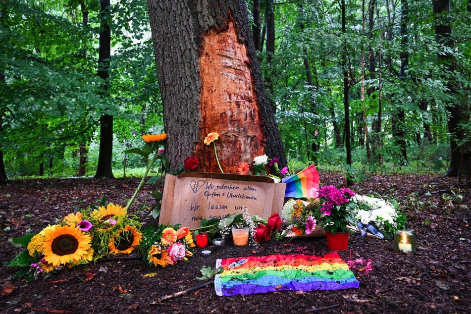 Blumen und Kerzen sind für die Opfer an einem Baum abgelegt worden, den Abdul B. bei seiner Amokfahrt gerammt hat.