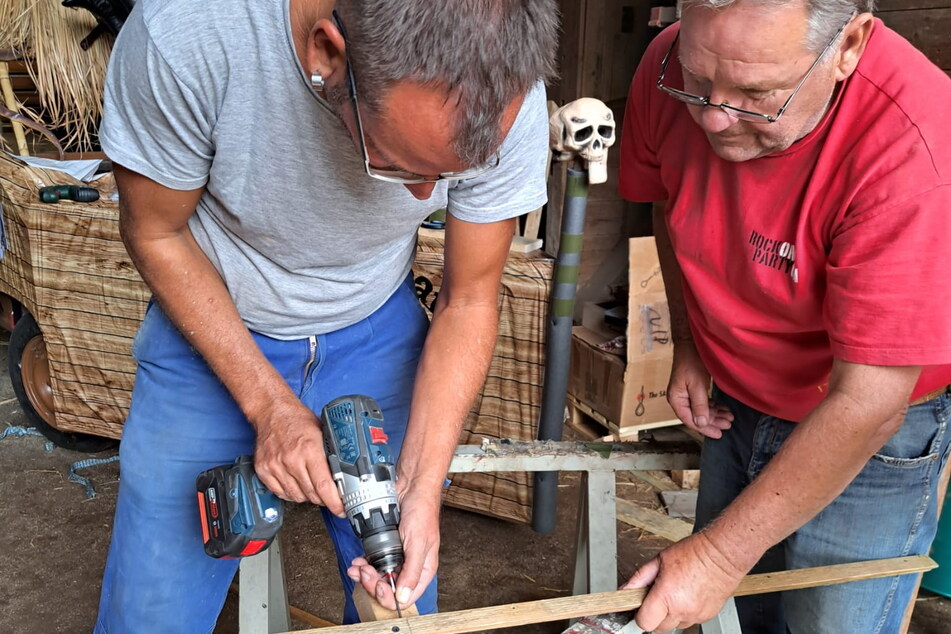 Rene Wiesenbauer (50) und Bernd Schmidt sägen für die "Wastecats" die letzten Latten zurecht.