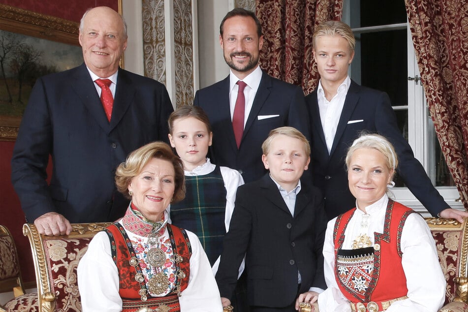 Mit der kriminellen Laufbahn ihres Sohnes hätte Mette-Marit (52, r.) wohl nicht gerechnet.