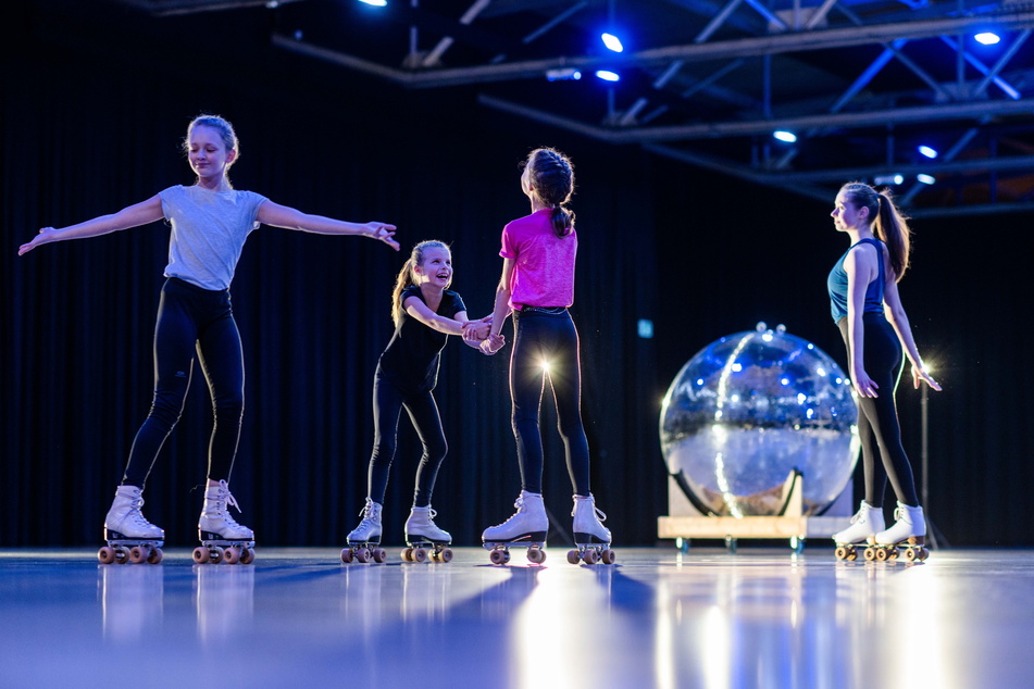 Elise (11, v.l.), Greta (12), Lotte (7) und Amalia (17) beim Training im Club.