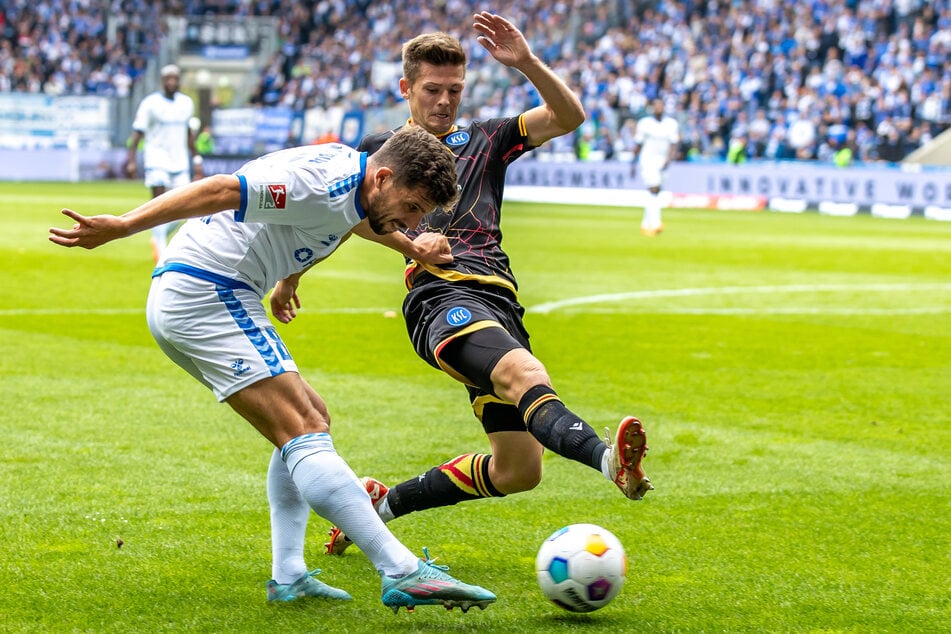 Ahmet Arslan (29, l.) versucht, den Ball an Marvin Wanitzek (30) vom KSC vorbeizubringen. Magdeburg probierte in der ersten Hälfte viel, war aber letztendlich nicht konsequent genug.