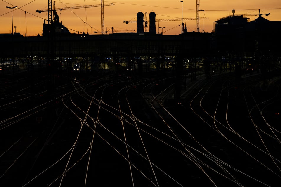 Eine etwas andere nächtliche Fahrt durch München erlebte ein Fahrgast in einem ICE. (Symbolfoto)