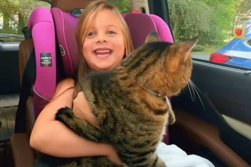 Schuldig! Während Bria wirklich nur ihre Puppe dabei hat, hat ihre Zwillingsschwester Cora (5) Kater Tito in ihrer Decke "geschmuggelt".