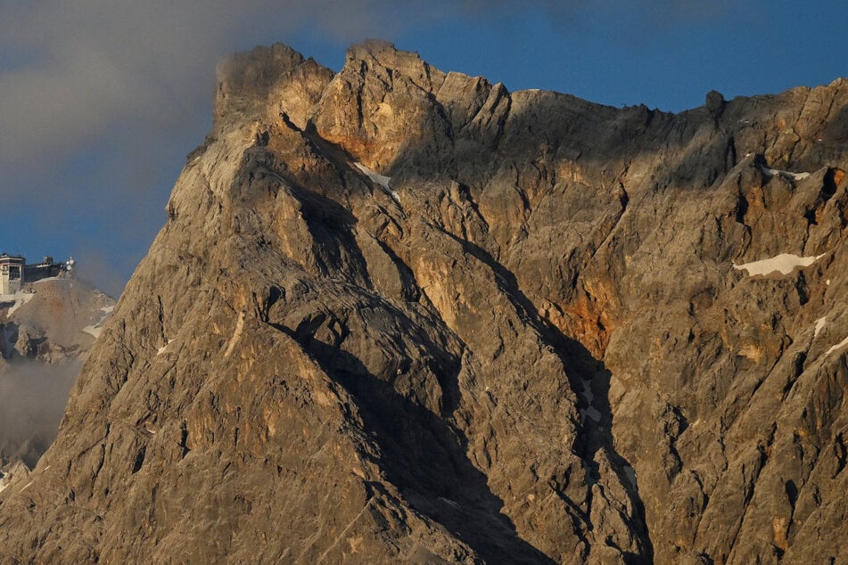 An der Zugspitze ist es am gestrigen Donnerstag zu einem Unglück gekommen, ein Wanderer konnte nur tot geborgen werden.