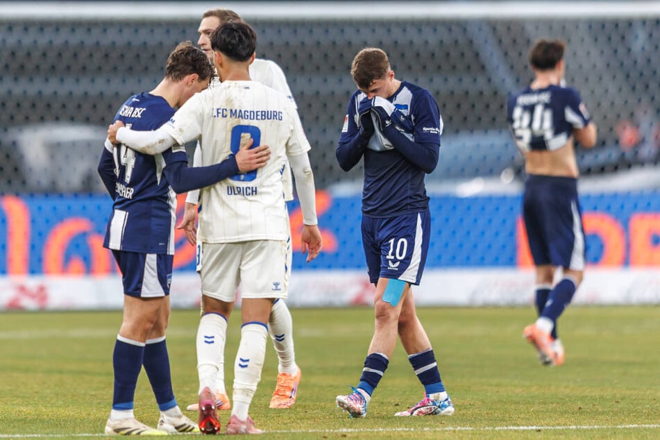 Die Hertha-Kicker sind nach dem Abpfiff sichtlich enttäuscht über die eigene Leistung.