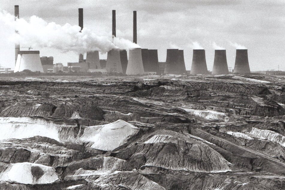 Eine historische Aufnahme des Braunkohlekraftwerks Boxberg, das an Tagebaue grenzt.