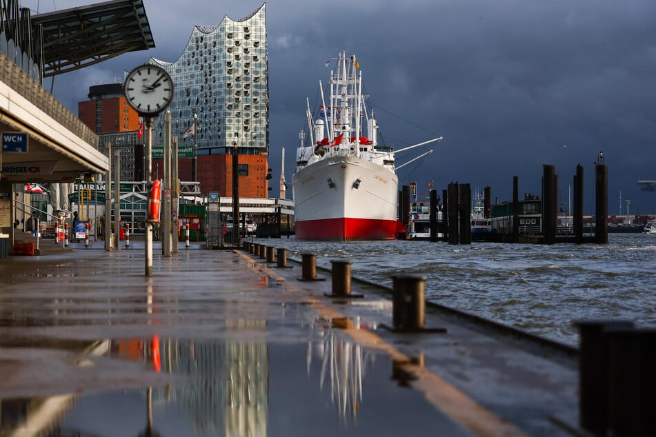 Der Stückgutfrachter "Cap San Diego" ansteht ganzjährig an der Überseebrücke in Hamburg. Am Hafengeburtstag können Besucher auf dem Schiff mit fahren.