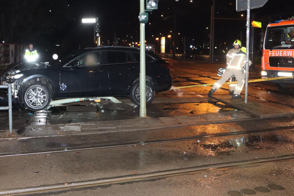 Unfall an Tram-Haltestelle in Berlin: Mazda-Fahrer nietet Ampel um