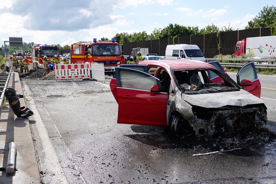 Auf der A4 bei Dresden brannte am Montag ein Opel aus.