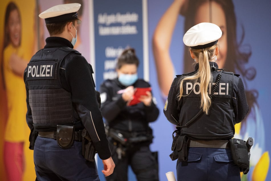 Die Polizei kontrolliert die Maskenpflicht am Kölner Hauptbahnhof.