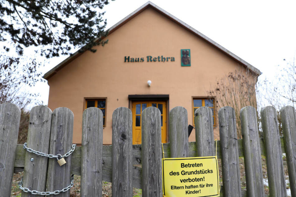 Das Haus in dem ein 54-jähriger Angeklagter eine junge Frau zu Tode gefoltert haben soll.