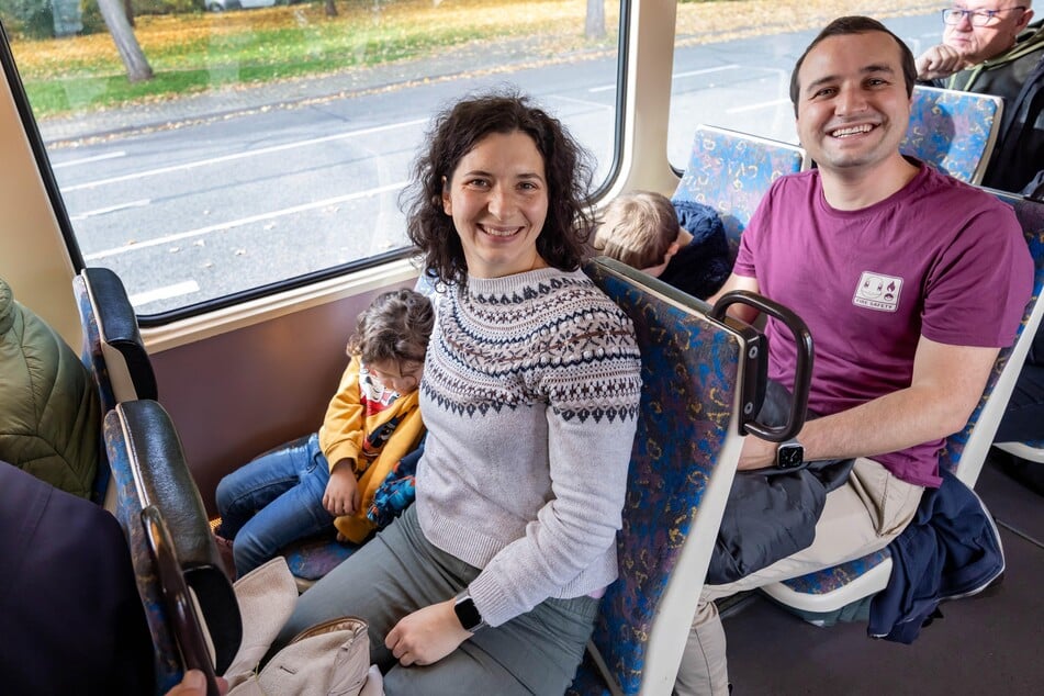 Juliane (31) und Sebastian (37) Rebling sitzen auf Wunsch ihres ältestens Sohnes Henry (6) in der Tram.