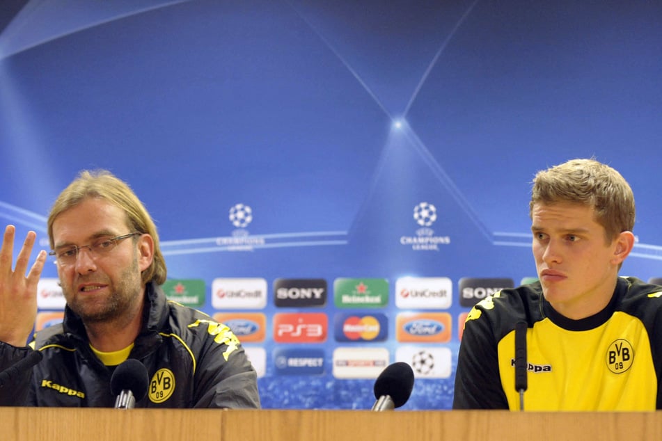 Lang, lang ist's her: Jürgen Klopp (l.) und Sven Bender bei einer Pressekonferenz des BVB im November 2011.