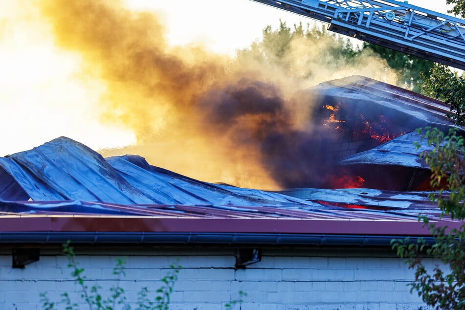 Scheune steht in Flammen: Feuerwehr im Großeinsatz, Polizei ermittelt
