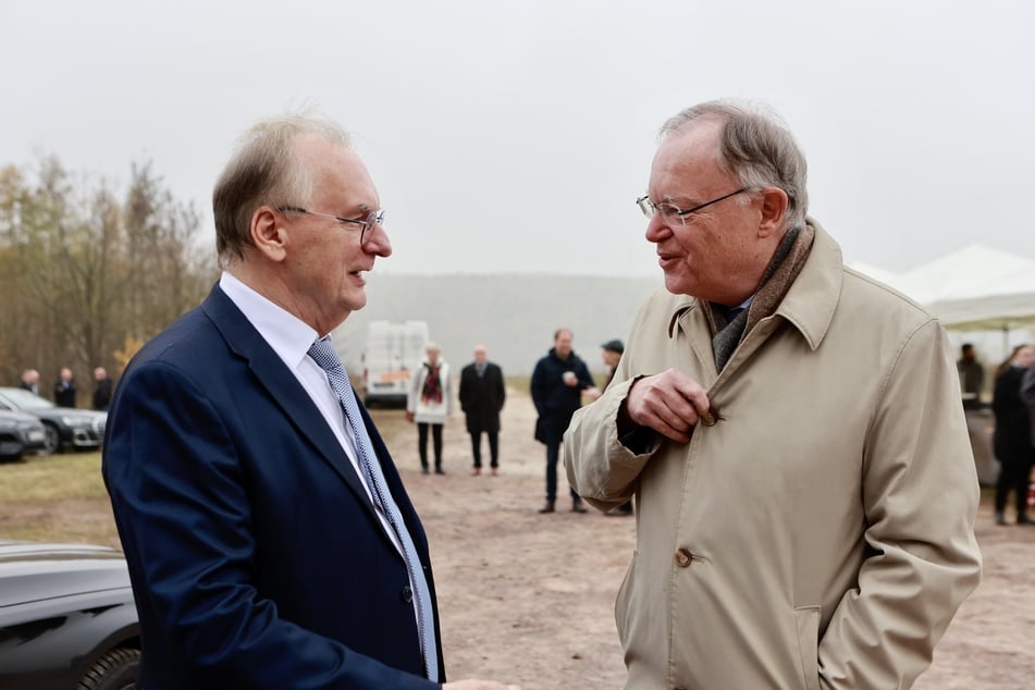 Sachsen-Anhalts Ministerpräsident Reiner Haseloff (70, CDU, l.) und Niedersachsens Stephan Weil (65, SPD, r.) treffen an der Landesgrenze aufeinander.