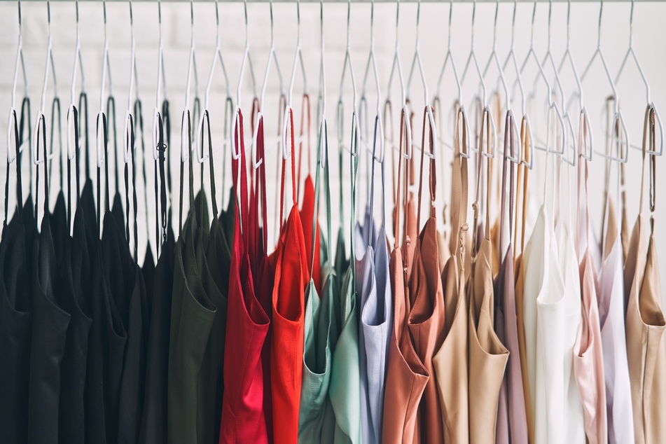 Auf Kleiderstangen können mit dünnen Bügeln eine Menge Tops platzsparend im Kleiderschrank hängen.