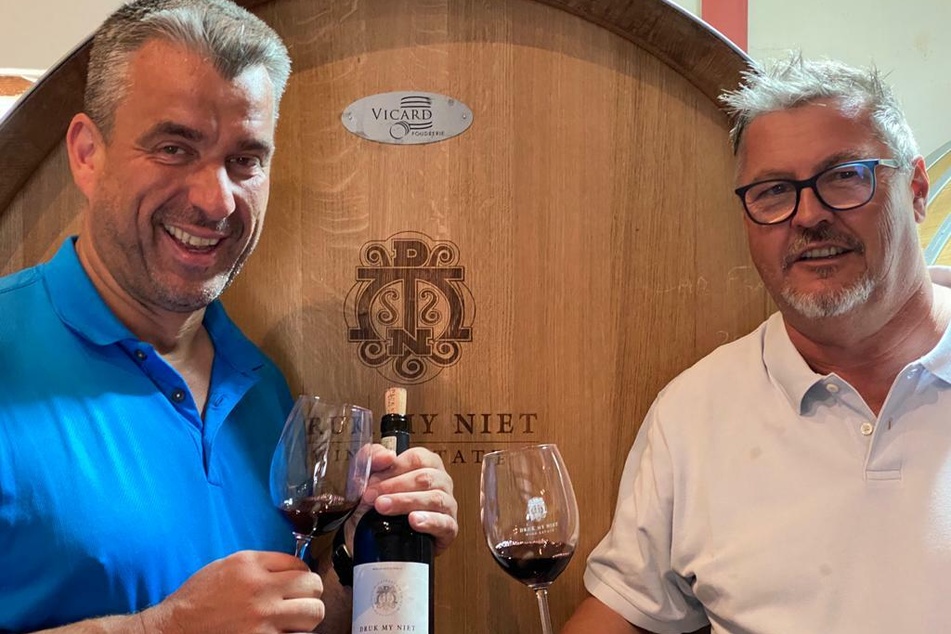 Gerd Kastenmeier (50, l.) stößt mit Winzer Georg Kirchner (59) mit einem Rosé auf den hoffentlich guten Rückflug an.