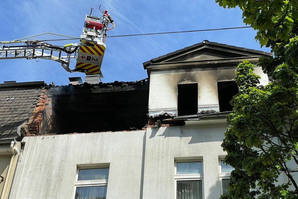 Der Dachstuhl des Hauses brannte nach der Explosion vollständig aus.