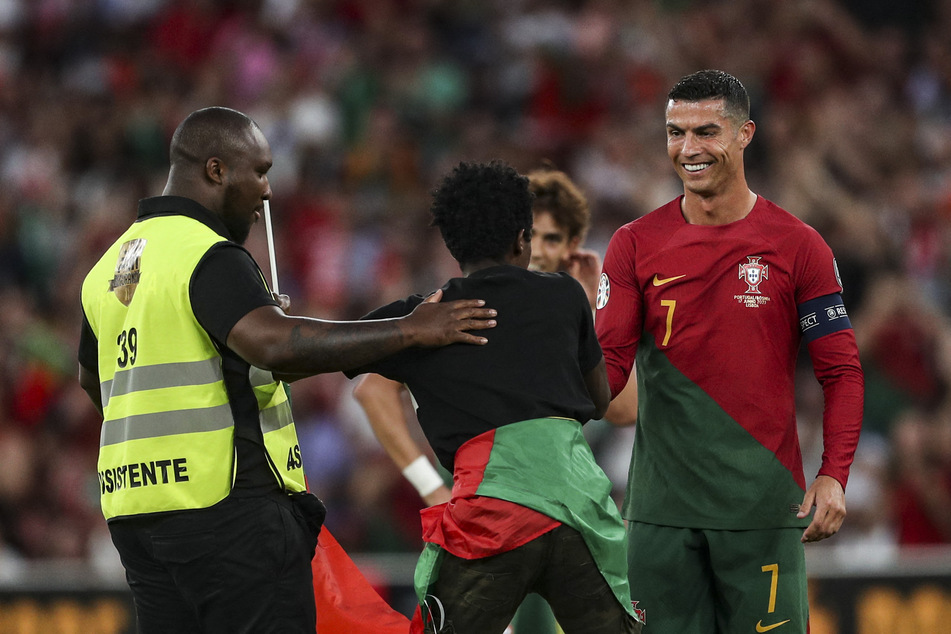 Cristiano Ronaldo (38, r.) empfing den Flitzer (M.) mit einem breiten Grinsen.