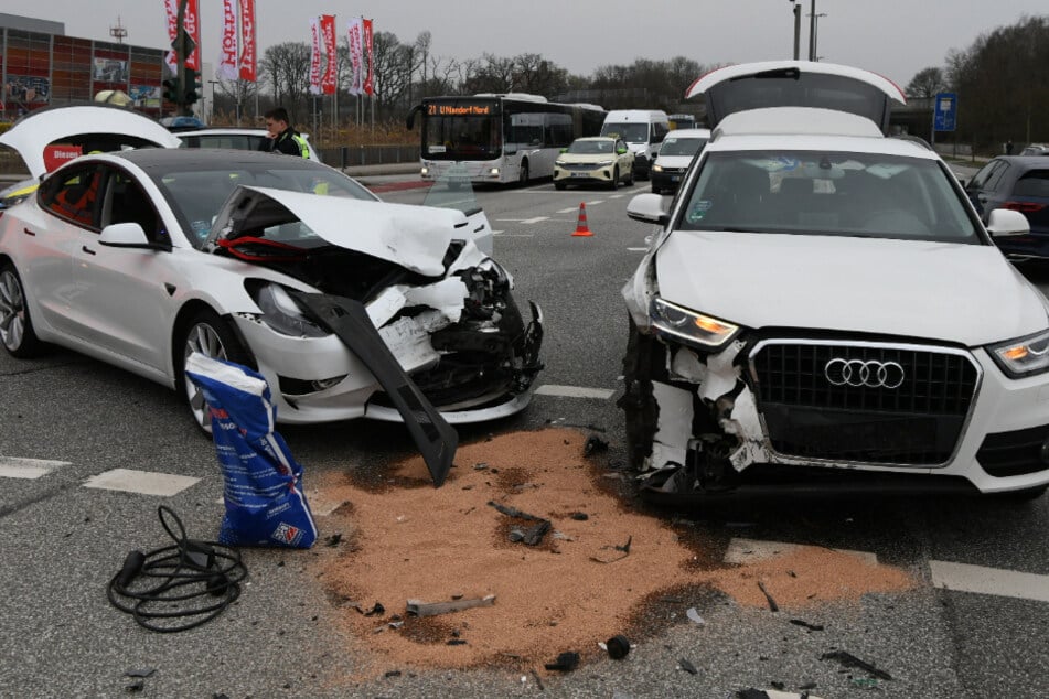 In Hamburg sind am Dienstag ein Audi und ein Tesla frontal kollidiert. Zwei Personen wurden dabei verletzt.