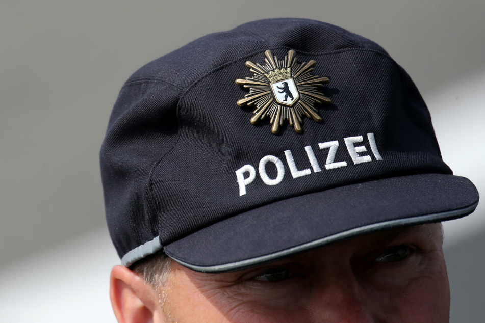 Ein Polizist trägt eine Schirmmütze mit der Aufschrift "Polizei". (Archivbild, Symbolbild)