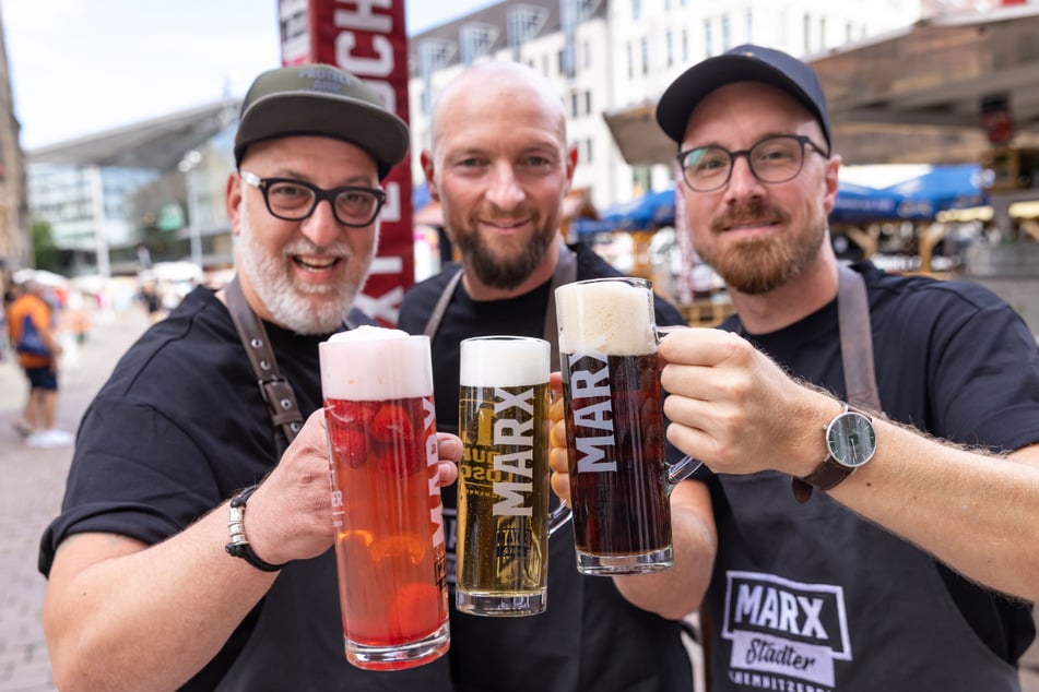 Die Wirte Andy Müller (51), Francesco Karnapp (36) und Andre Rother (35,v.l.) stoßen bei der Eröffnung mit Marx Städter Bier an.