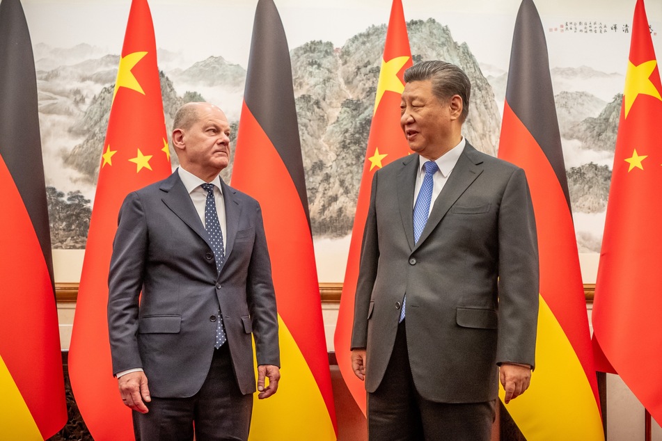 Bundeskanzler Olaf Scholz (65, SPD, l.) ist derzeit auf China-Reise und trifft sich dort unter anderem mit dem chinesischen Präsidenten Xi Jinping (70, r.)