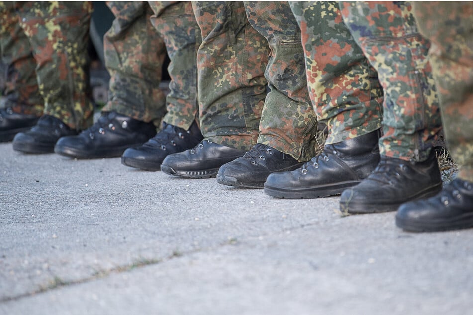 Die Bundeswehr prüft zugleich Hinweise auf entwürdigende Aufnahmerituale.